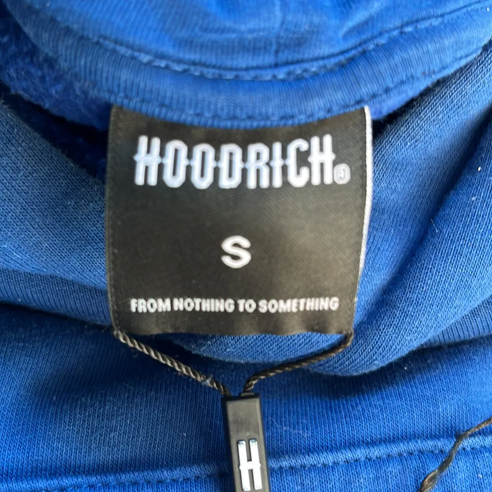Hoodrich blå small hoodie använt 3gånger original pris 1200 men säljer för 400. Hoodies.