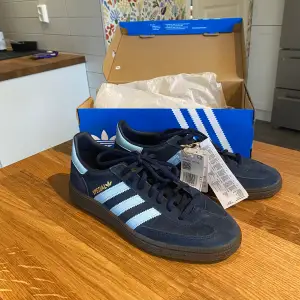 Helt nya blåa adidas spezial i storlek 41 och 1/3. Jättesnygga, dock beställda i fel storlek. Lådan och prislappar kvar, skriv om du har frågor🥰