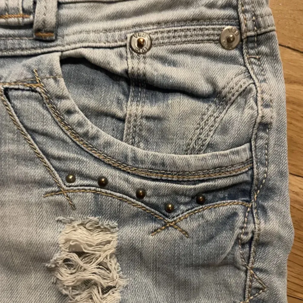 Säljer dessa jättefina jeansshorts som tyvärr var för stora för mig. 🩷🩷. Shorts.