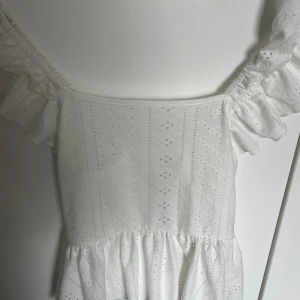 Sommar topp - En fin sommar tröja som jag säljer för den inte kommer till användning. Den har en öppen rygg med snöre. Köpt på Shein förra sommaren och aldrig använd❤️Kontakta mig innan köp❤️