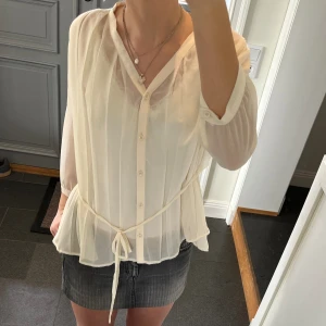 Vit blus med snörning  - Vit blus från Soaked in Luxury med snörning. Storlek S. Fint skick. Använd gärna köp nu!