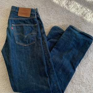 Levis jeans storlek W 28 L32✅ Skick 10/10  nyskick🎉  Mer frågor och funderingar tas privat 🎉🎉 Köpta för 1200