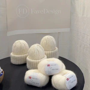 Barn mössor  - Handstickade barnmössor, tillverkade av UF företaget ”Fave Design”. Finns i rosa, blå och vit! 