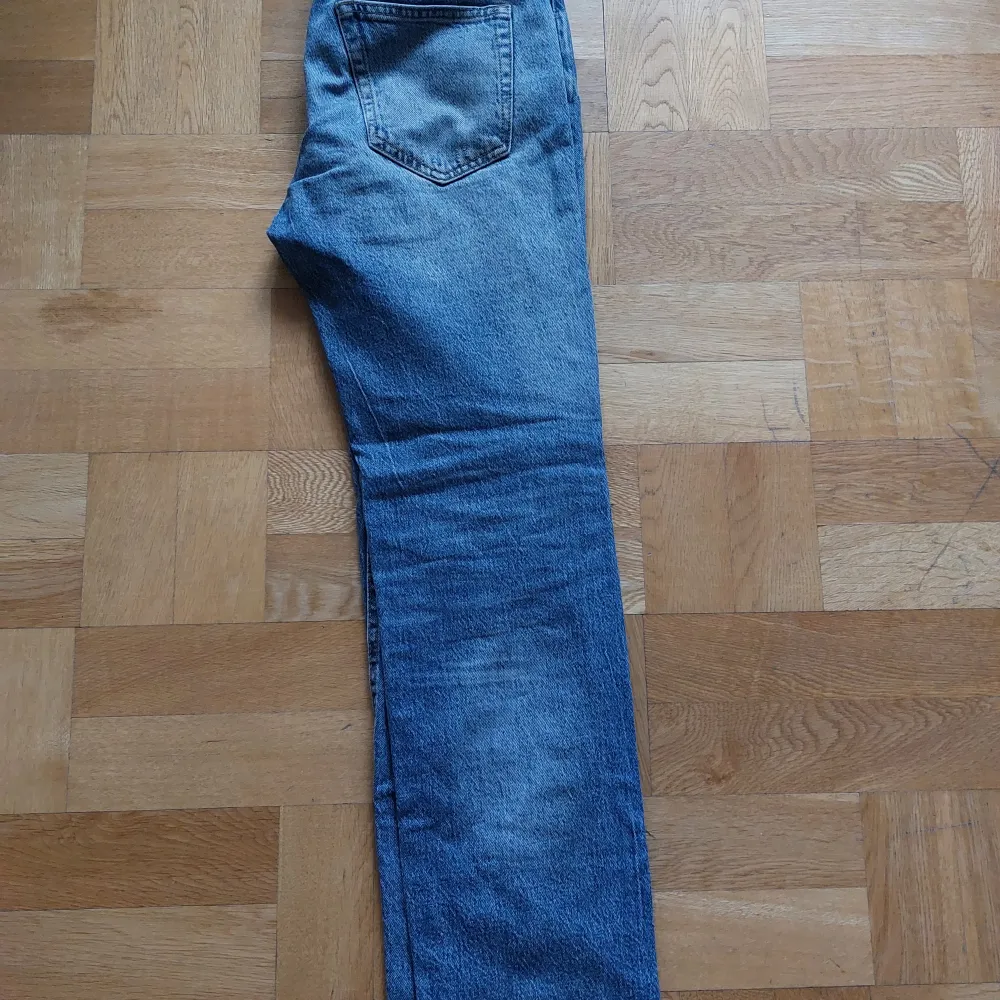 Säljer nu mina jeans som är alldeig använda och jag vill bara få bort den.. Jeans & Byxor.