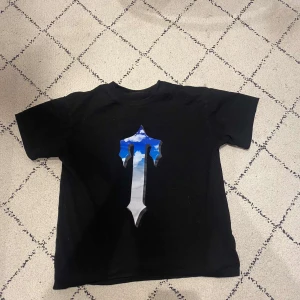 Trapstar tshirt - En trapstar lightning tshirt. Tshirten är i bra kondition, har bara använt den några gånger.