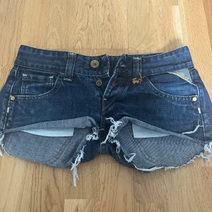 Replay shorts - Säljer mina jeansshorts från replay, köpta här på Plick men passade inte! De är i fint skick och står storlek w27 men har jeans i samma storlek som är för stora, skulle mer säga att de är storlek w25/w24 ❣️