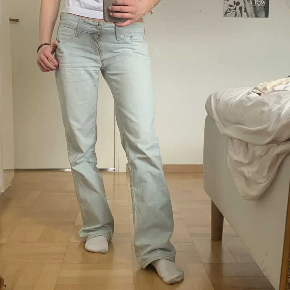 Ljusblå Bootcut/straight jeans från Levis💘 ge gärna prisförslag! Storlek 28/32. Mått: innerbenslängd 78 och midjemått 71 . Jeans & Byxor.