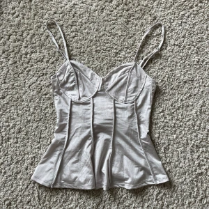 Linne/topp - Säljer denna slutsålda korsettliknande topp från H&M! Endast använd 1 gång💘
