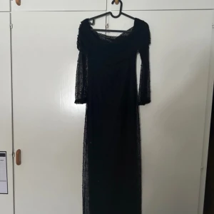 BAL OCH FEST KLÄNNING - Helt ny festklänning. St 38 men skulle kunna passa 36 också! Klänningens modell är petite och för mig som är 158cm lång, så slutar klänningen någon centimeter under min häl!❤️