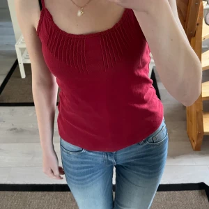 Vinrött linne - Vinrött linne, perfekt till sommaren! Sitter skönt och går att spänna ut/in banden. Köpt utomlands, i bra skick och inga defekter.