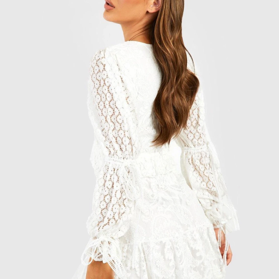 Studentklänning med spets och volang - 90