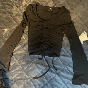 Sommar topp  - Sommar top från Gina tricot. Använd 2 ggr Strl xxs men passar upp till S/M Väldigt stretchig