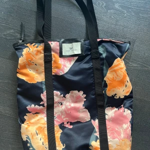 Day väska  - Hej fina!  Säljer denna superfina och somriga day väskan. Sparsamt använd till gymmet och passar perfekt som träningsväska eller väska till sommaren 🥰 
