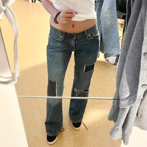 Lågmidjade Levis jeans med tyglappar och bootcut. Midjemått 73 o Innerben 75.🫶