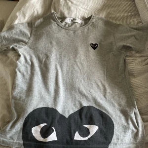 CDG t shirt - Säljer min CDG tröja som jag köpte för ett år sen och är nästa helt oanvänd. Har tappat bort kvittot och därav säljer jag den billigare. Tröjan är storlek L men sitter mer som en M skulle jag säga.