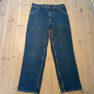 Ett par riktigt schyssta jeans från Carhartt, säljer då jag inte hittar en riktig användning för dom. Dom är endast använda runt 4-5 gånger och ser helt nya ut. Skriv för fler bilder eller om det finns frågor! Nypris 1400.