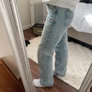 Ljusblåa jeans från Collusion,storlek w26 L32. Är 160cm och passar perfekt. De sitter mid-waist-ish. Har en liten fläck på ena bendet (syns på sista bilden). Köpte för 339krz 
