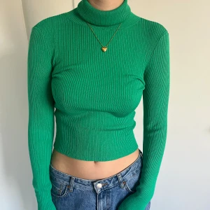 Grön polo - Jättebra skick endast använd ett fåtal gånger! Storlek XS från HM (Passar S) Lång i ärmarna💘  Köparen står för frakten! 