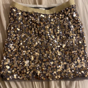 Kjol - Kjol från Lindex, den ser liten ut men det passar även en som har stolek S eller M 