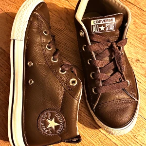 Converse - Coola Converse i jättefint skick, strl 35 men passar mig som annars har 36-37💕