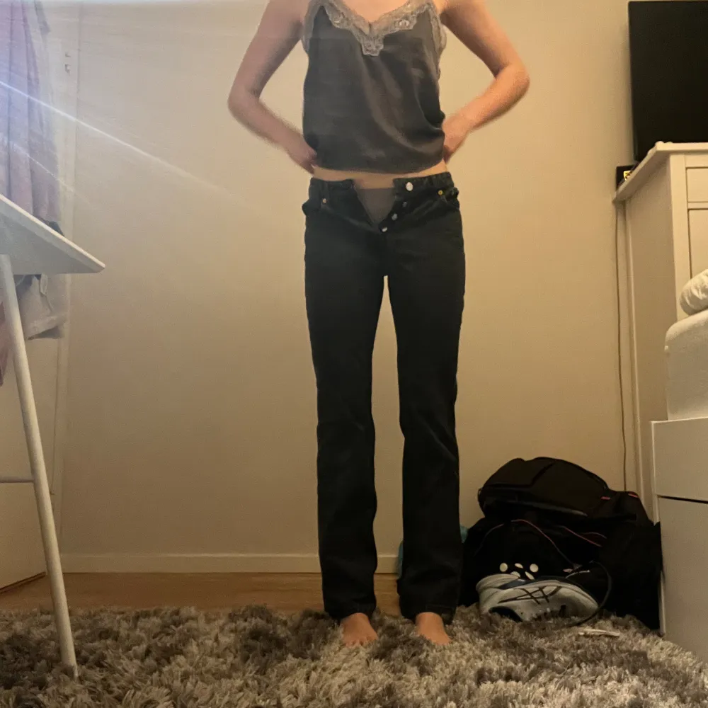 Svarta lågmidjade jeans från weekdsy i modell pin. Säljer för de är för små för mig. Jag är 180 och det är storlek 27/32. Jeans & Byxor.