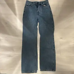 Straight Jeans från Weekday i modell ”Rowe”. Mycket fina jeans som sitter bra och bekväma, de är i gott skick och har mycket kvar att ge💓 Nypris 590 kr.
