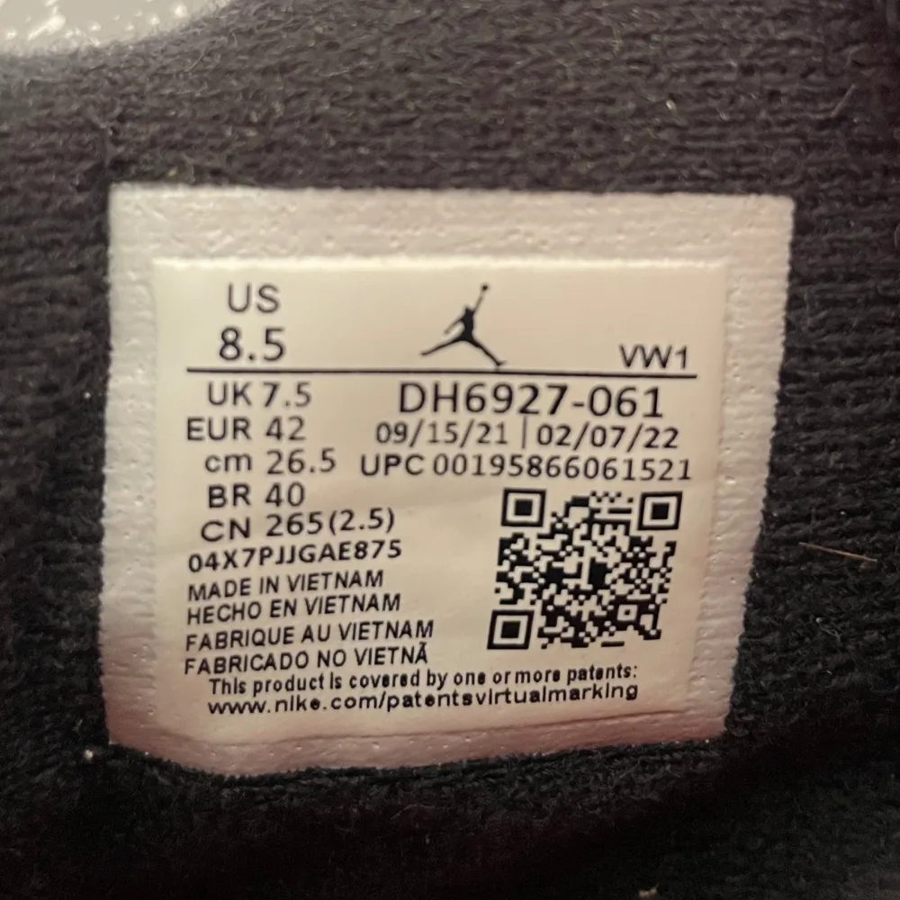 Knappt och sparsamt användna Jordan 4 i färgen ”retro infrared”. Skorna är näst intill nyskick och med tillkommer originalkartong samt ”restocks verified authentic tag” som är bevis på att skorna är äkta (finns på både skorna och kartong).. Skor.