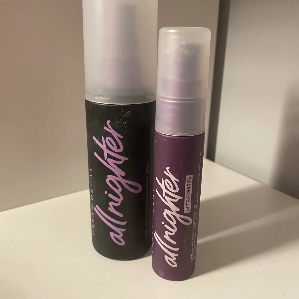 Både matt och vanliga settingsprayen. Går att köpa separata, kontakta mig så diskuterar vi pris! 💗 Ultra matte: 30ml, 210kr Orginal: 118ml, 359kr Båda är använda ungefär 1/3 av flaskorna 💓 Fri frakt!. Övrigt.