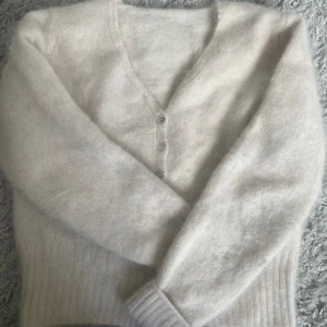 Kofta - Jätte mysig fluffig kofta i världens mjukaste material😍säljer för att den inte riktigt är min stil! Den har inga defekter❤️passar xs-m!