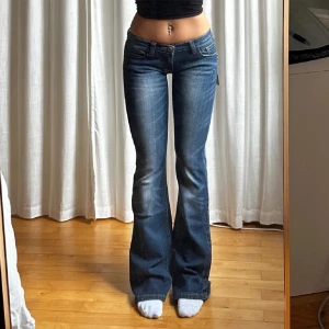 Lågmidjade bootcut jeans  - Så snygga jeans! Midja 37 innerben 86💕 (lånade bilder, hon på bilden är 165cm) skriv för fler bilder eller frågor 