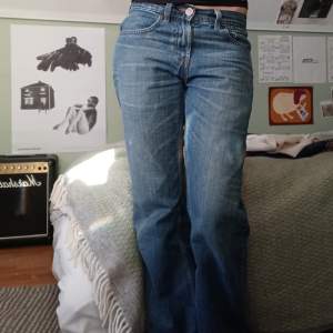 Jätte fina simpla levi's jeans i bootcut stil! Köpta från vintage butik i malmö och hade redan då ett litet hål på vänstra betet(syns på andra bilden) men annars inga teckan på användning!🩵