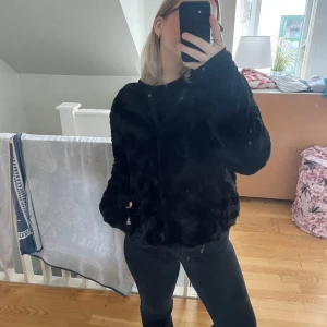 Svart päls jacka  - Säljer denna fina svarta pälsjacka från Vero Moda! Jackan är i storlek 38☺️ Använd ett fåtal gånger endast 