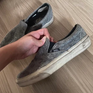 Vans - Säljer mina fina lite silvriga Vans i strl 38💓