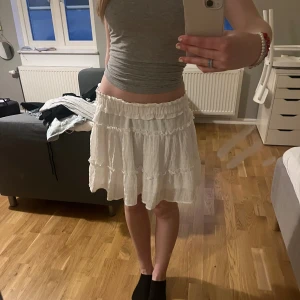 lågmidjad volangkjol  - otroligt fin kjol, det går fint och ser bra ut att vika ner kanten där uppe (som jag gjort på de 3 första bilderna), om man tycker kjolen är för lång. annars går den att sy upp också. 