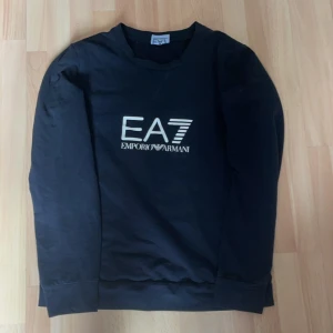 Ea7 tröja storlek S - Hej säljer denna Ea7 tröja då den har blivit förliten och ej kommer till användning mer. Köpt på zalando för ungefär 3-4 månader sen tröjan är i gott skick. Tveka inte på att höra av er vid frågor 