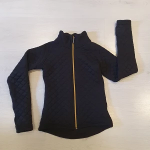 Konståkningskofta - Konståkningsflis/kofta i str 140 med guld detaljer❤️ pris kan diskuteras 