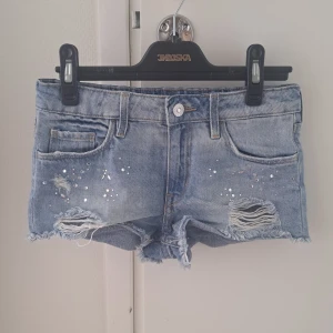 Shorts - Säljer dessa super söta lågmidjade jeans shorts med stenar på. Köpte de själv på plick men kändes lite korta. Skulle säga att det är en xxs.💕