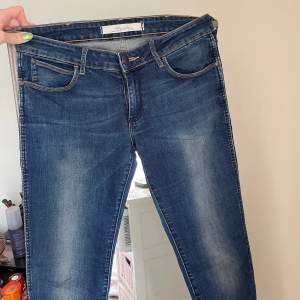 Låga jeans i storlek S. Lågmidjade, använda men i bra skick