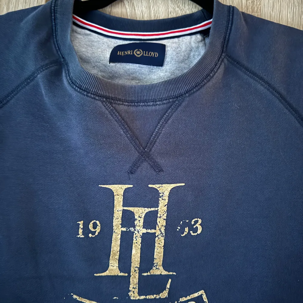 Mörkblå tröja från Henri Lloyd. Storlek M.  Bra skick, något urtvättat.. Tröjor & Koftor.