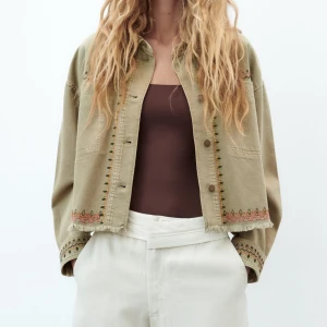 Grön zara jacka❤️ - Säljer denna jätte fina jacka från zara med fina detaljer, sparsamt använd❤️