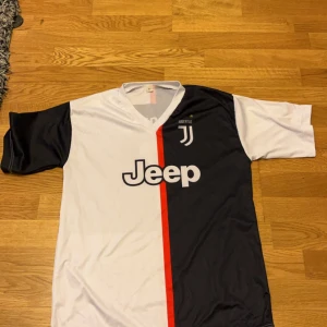 Fotbollströja - En snygg,äkta och ny fotbollströja med fotbollslaget Juventus som klubb. Aldrig använd och mycket bra skick, skriv om ni har funderingar eller frågor.
