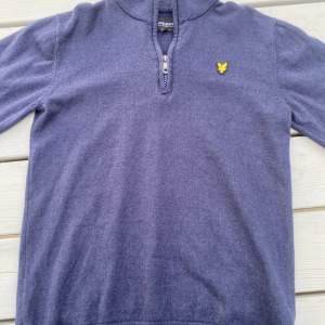 Säljer Lyle & Scott tröja💫 Är i junior size och passar folk som bär Xs och S eller folk som är mellan 13-14-15 år gammla. Köpt från Kids Brand Store för 800kr. Är i bra skick då den är nästan helt oanvänd. 