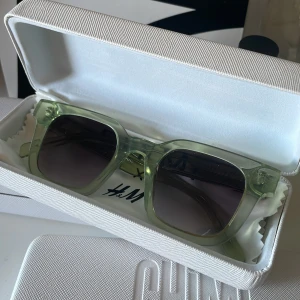 Chimi x H&M - Gröna 004 chimi, säljer då dem inte kommer till användning längre. Tyvärr liten defekt men inget som man tänker på (bild 3)