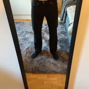 Jag säljer mina Levis 501 för att de inte passar mig längre!  Skick 6/10, använda ganska mycket!  De är även uppsydda 2 storlekar så de passar 28/30  Köpta för 1200kr  