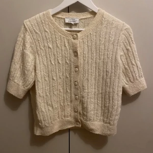 Tröja från other stories  - Beige/gul tröja från &otherstories. Den är använd men fortfarande i bra skick utan fläckar osv. 