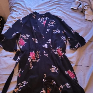 Blomkläning - Säljer min blomkläning då den inte kommer till andvändning! Bra skick, har också inbyggda shorts