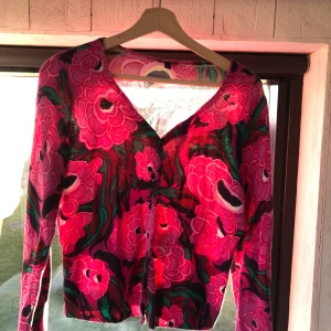 Söt retro kofta - Sjukt söt retro kofta💓Fian blommor och rosa 