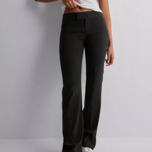 Kostymbyxor  - Säljer två par kostymbyxor för 200kr/st eller 300kr för båda. Storlek Xs i båda. Sparsamt använda 