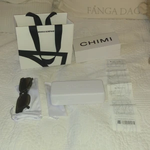 Chimi glasögon 04 - Tja säljer ett par helt oanvända chimis köpta på NK för 1300kr. 10/10 skick ett par skit snygga glassögon tilll sommaren!💯