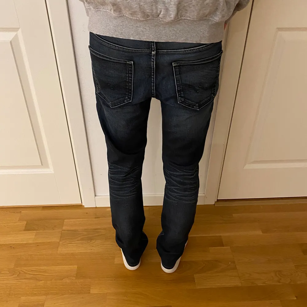 Ett par otroligt feta Jack & Jones jeans i modellen ”slim Glenn”. Storlek 31/32. 10/10 skick. Pris går att diskutera.. Jeans & Byxor.